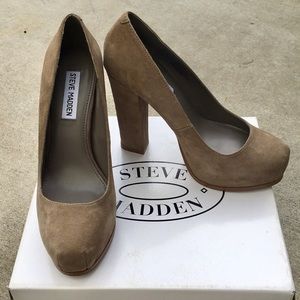 Steve Madden “Sarrina” Suede Pumps